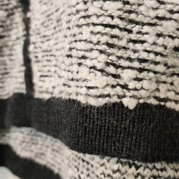 ✨2 for $5✨ Lou & Grey Thick Cozy Textured Sweater Size Medium - Picture 3 of 7